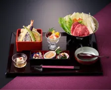 日楽座会席の「伊達鶏の塩麹ちゃんこ鍋」を+2,000円で「和牛のすき焼き」に変更できます。