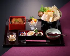 日楽座会席の「天麩羅重」を+2,000円で「国産鰻重」に変更できます。