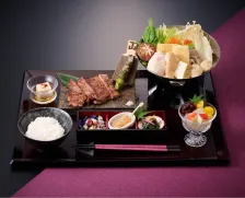日楽座会席の「天麩羅重」を+4,000円で「和牛ステーキ＋白ご飯」に変更できます。