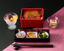 日楽座ランチの「天麩羅重」を+2,000円で「国産鰻重」に変更できます。