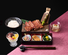 日楽座ランチの「天麩羅重」を+4,000円で「和牛ステーキ＋白ご飯」に変更できます。