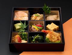 九升松花堂（天丼・小松菜煮びたし・グリルチキントマトソース添え・だし巻き卵・牛焼肉・白胡麻豆腐・さわら柚庵焼き・切干大根・寿司２種）