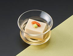 先付（胡麻豆腐・くこの実・美味汁・山葵）