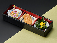八寸（法蓮草と菊花の煮浸し・ドライフルーツの白和え・粟麩田楽・けしの実）