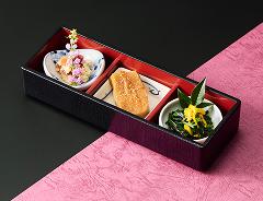 八寸（法蓮草と菊花の煮浸し・ドライフルーツの白和え・粟麩田楽・けしの実）